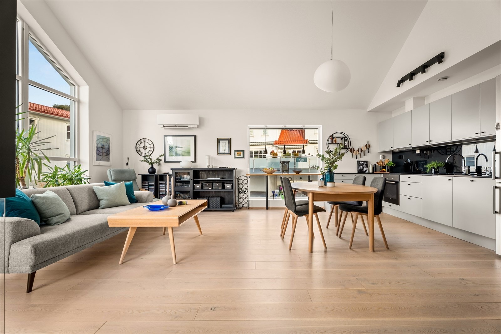 Åpen stue og kjøkken med fantastisk takhøyde som gjør det lille ekstra. Galleribilde