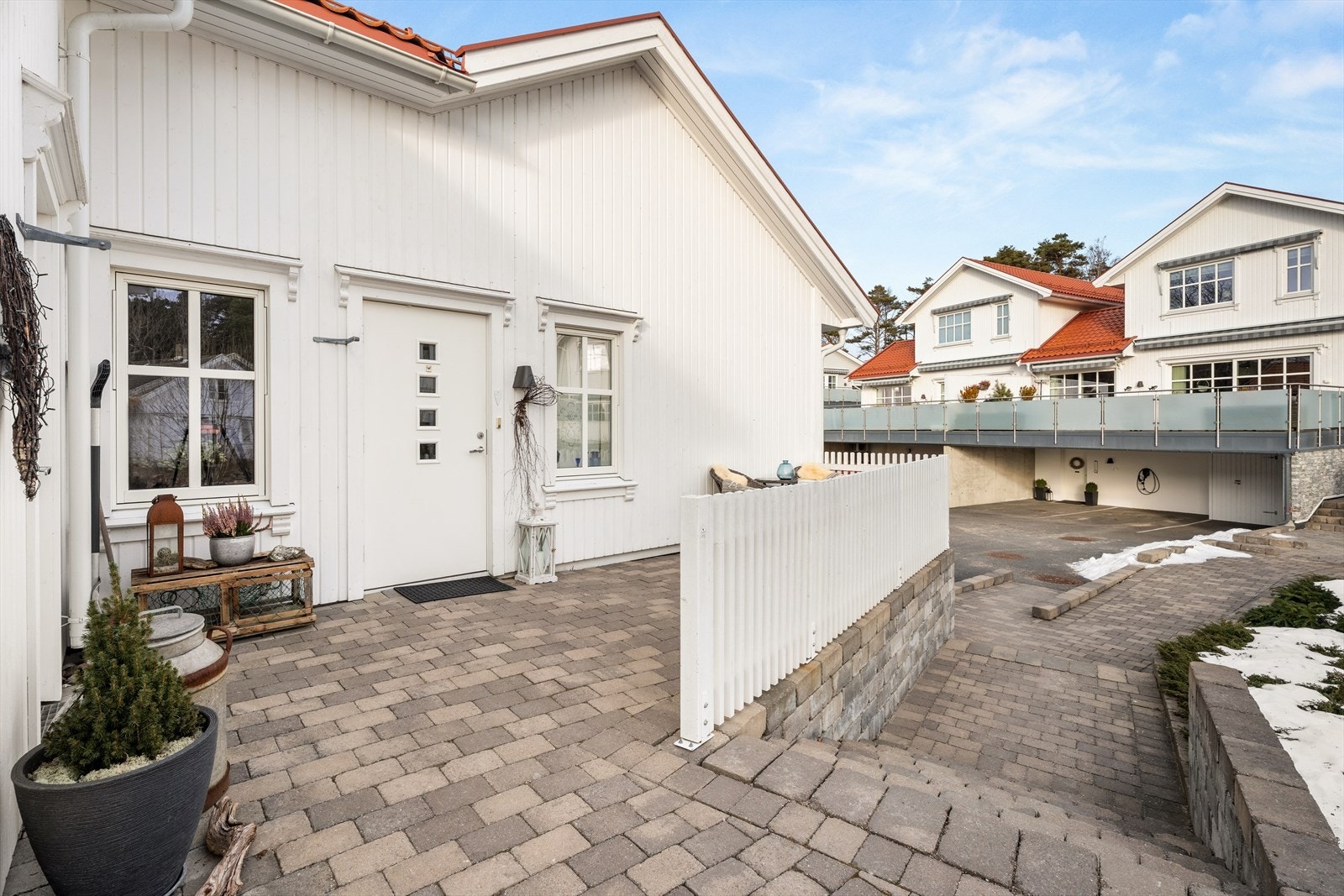 Inngangspartiet med belegningsstein som ønsker deg velkommen. Galleribilde