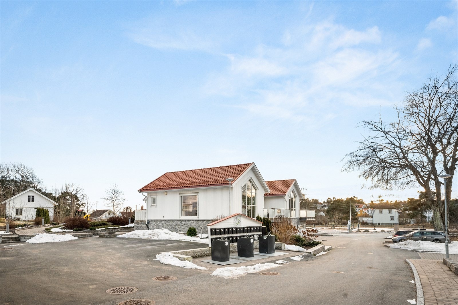 Leiligheten disponerer 2 utvendige skiltede parkeringsplasser. Galleribilde