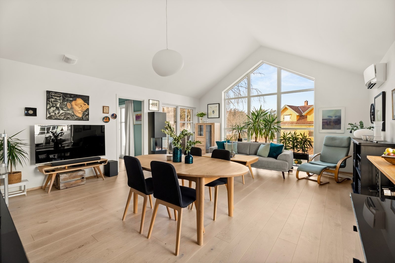 Oppvarming hovedsakelig via luft-til-luft varmepumpe og elektrisk varmekabel i bad. Selger opplyser om et strømforbruk på 7 849 kWh for 2025. Galleribilde