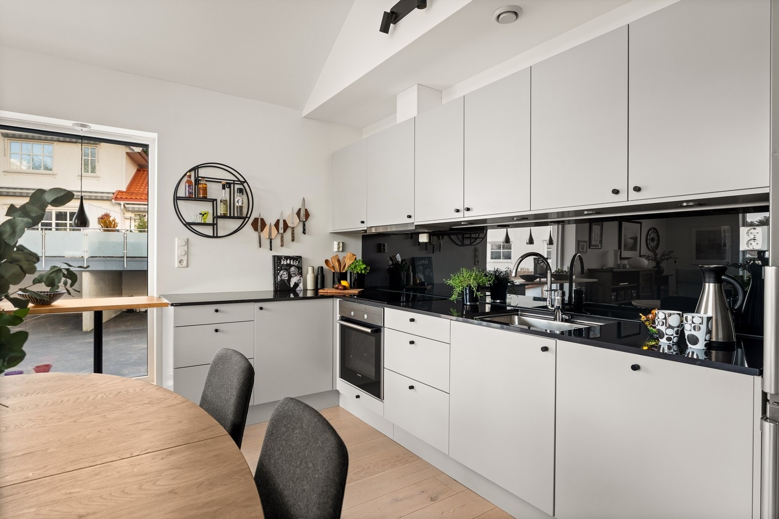 Det er montert komfyrvakt og elektronisk waterstopfunksjon under benk. Galleribilde