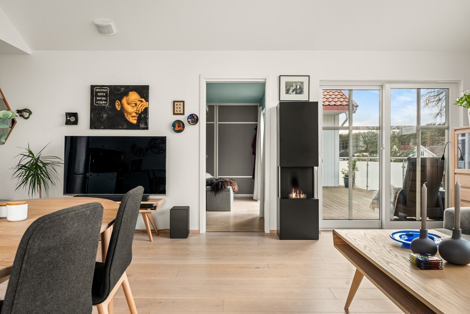 Fra stuen har man direkte utgang til terrassen. Galleribilde