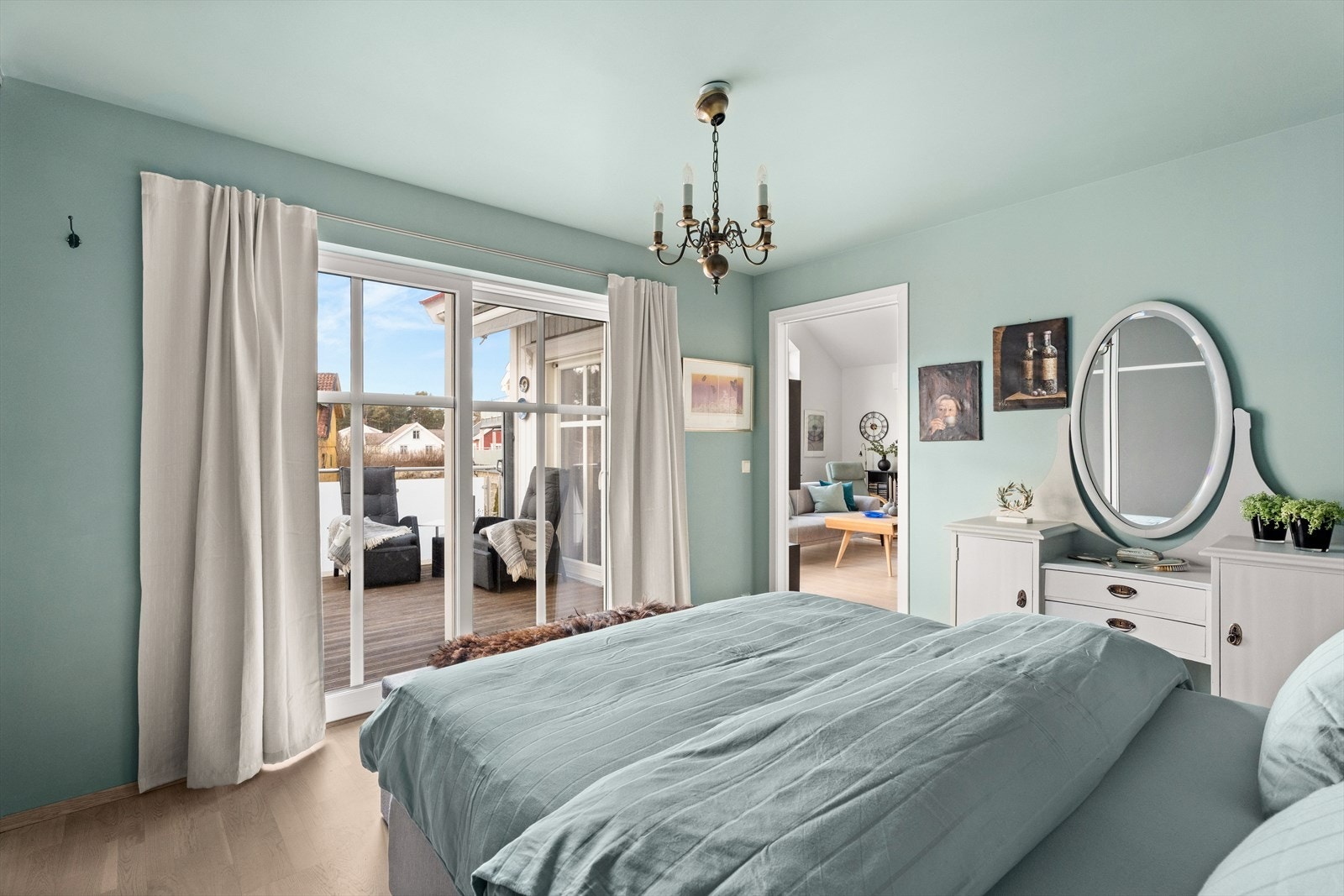 Boligen har en gjennomført stil som vises gjennom alle rom. Galleribilde