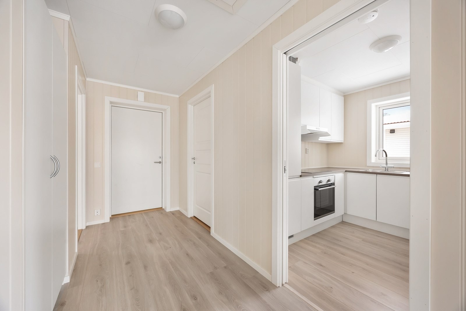 Fra gangen er det inngang til kjøkkenet og de øvrige rommene. Galleribilde