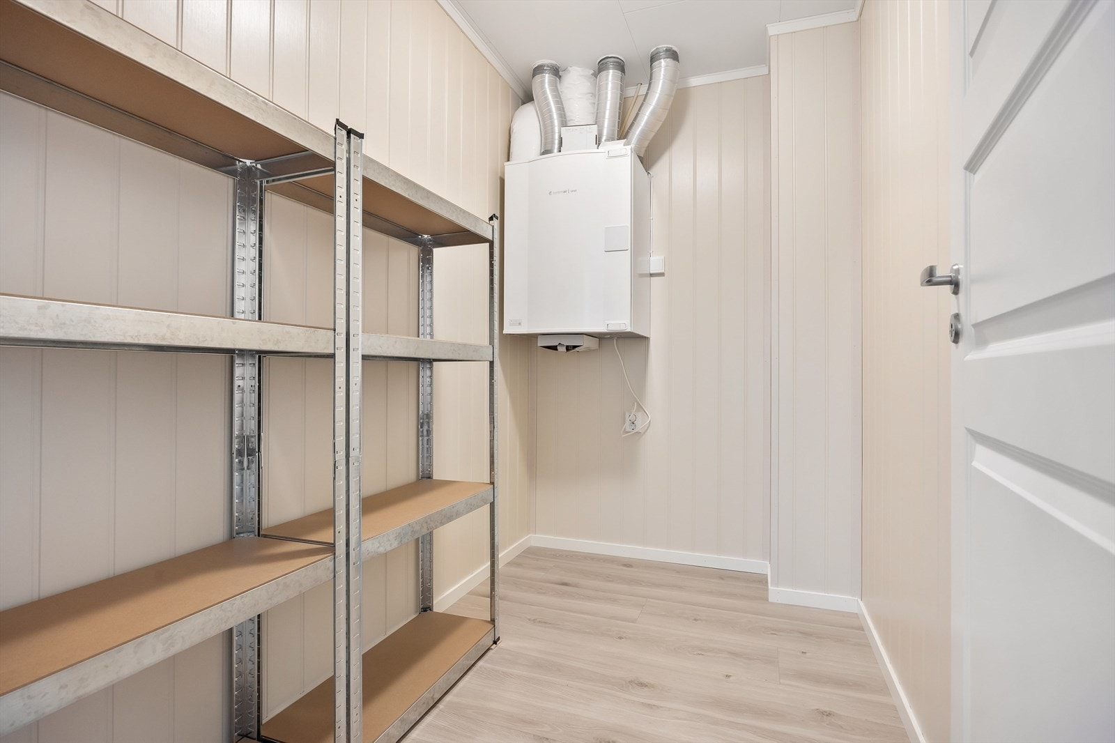 En innvendig bod på 4 m² gir god lagringsplass. Her er også aggregatet for balansert ventilasjon plassert. Galleribilde