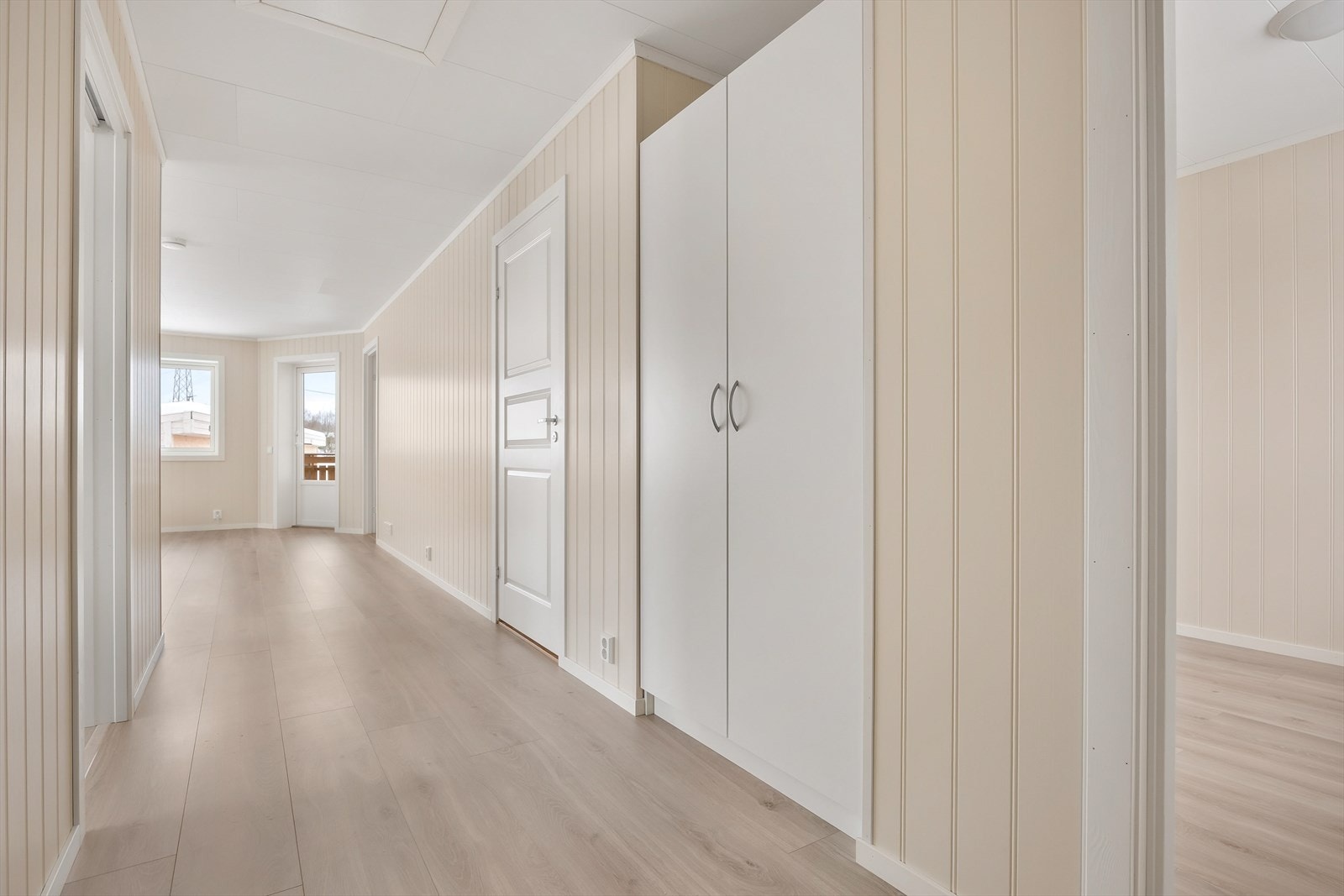 Overflatene er holdt i lyse farger med malte plater på veggene. Galleribilde