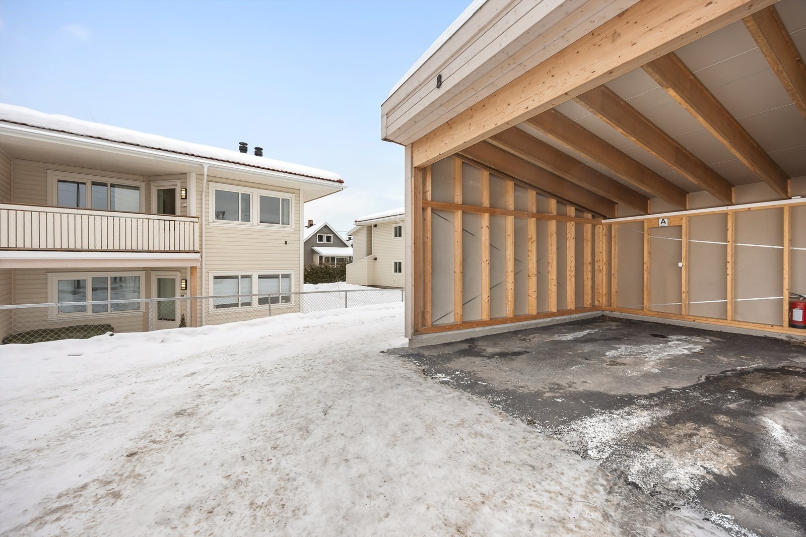 Carportanlegget er plassert i umiddelbar nærhet til boligen. Galleribilde