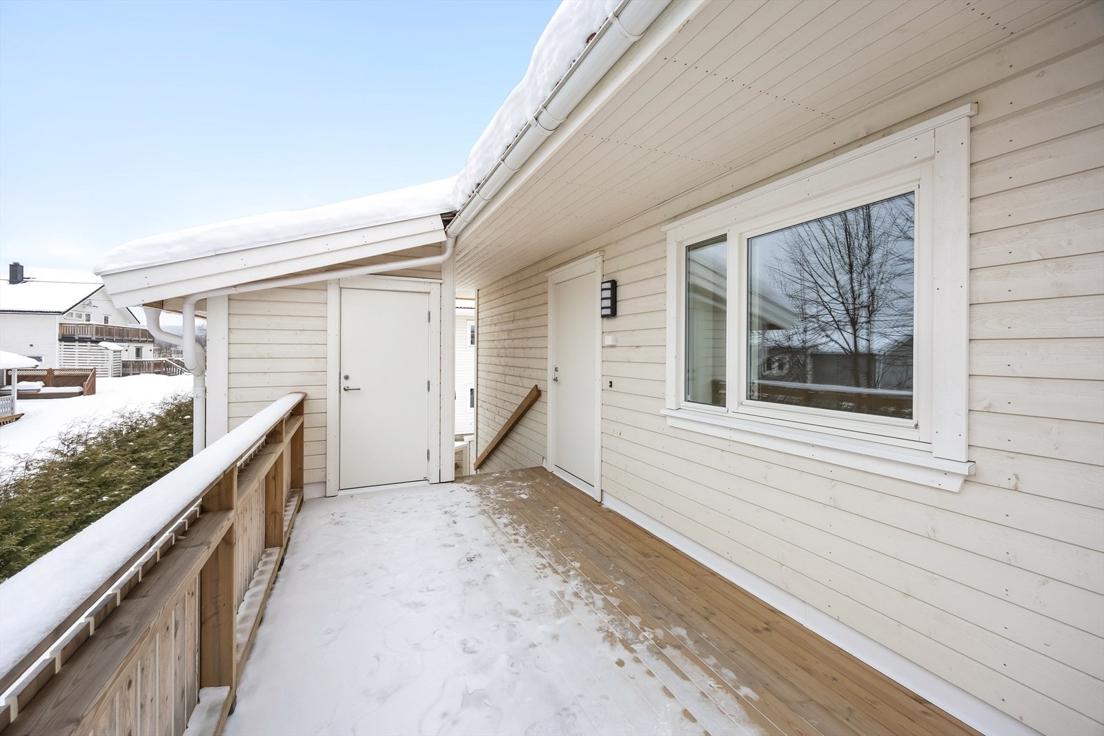 En overbygget svalgang leder til inngangsdøren. Galleribilde