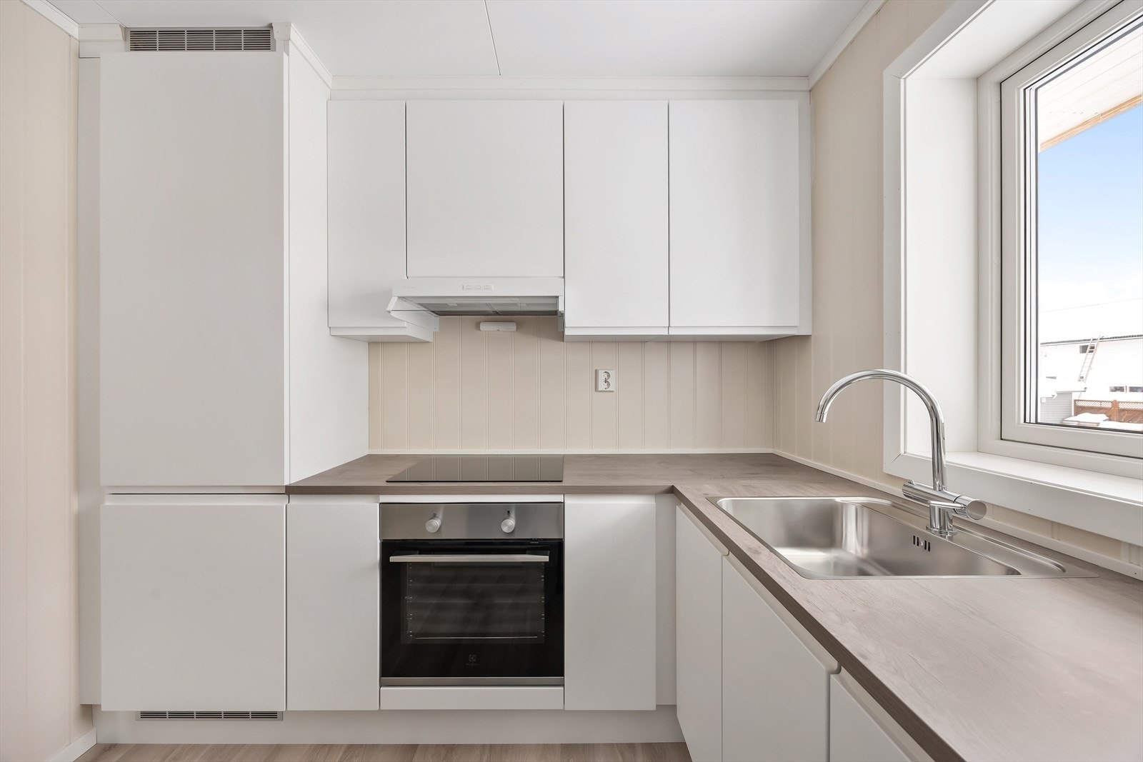 Innredningen har rikelig med skap- og benkeplass, med benkeplate i laminat. Galleribilde