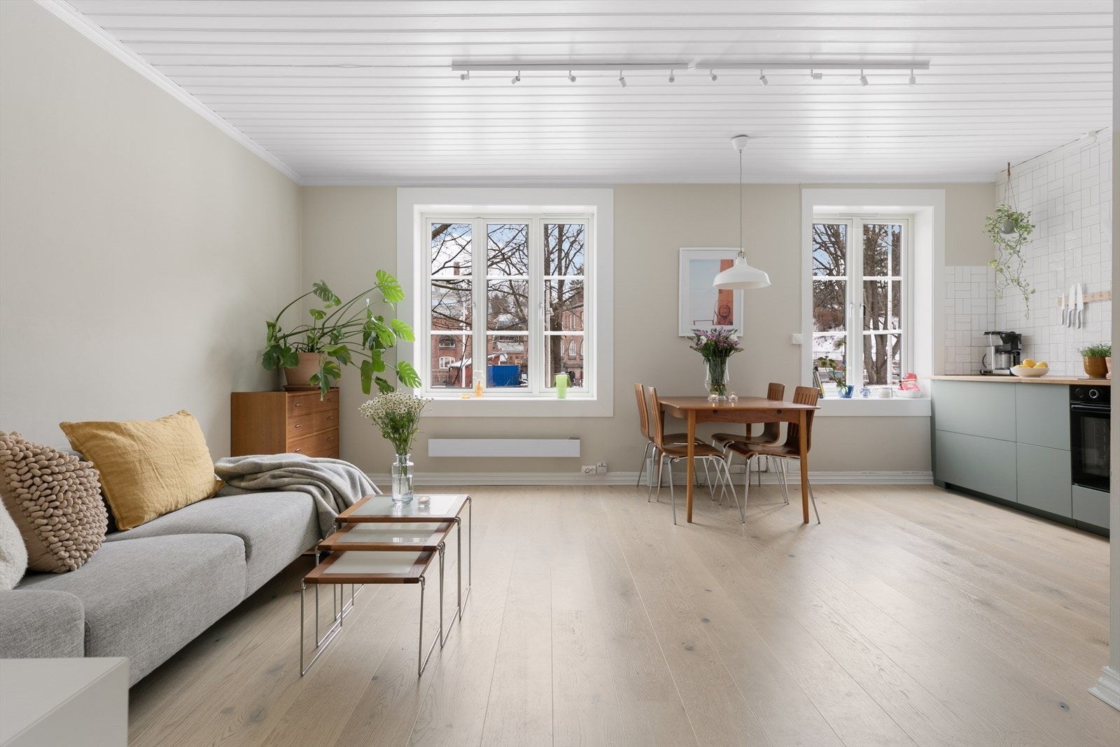 Leiligheten har en svært sosial, åpen løsning mellom stue og kjøkken. Her kan dere enkelt sosialisere og kokkelere på samme tid. Galleribilde