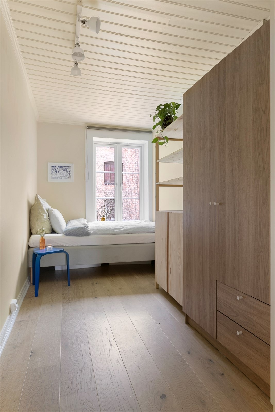 Boligens andre soverom egner seg utmerket som barnerom, gjesterom eller kontor. Det er plass til seng, nattbord og garderobeløsninger. Galleribilde