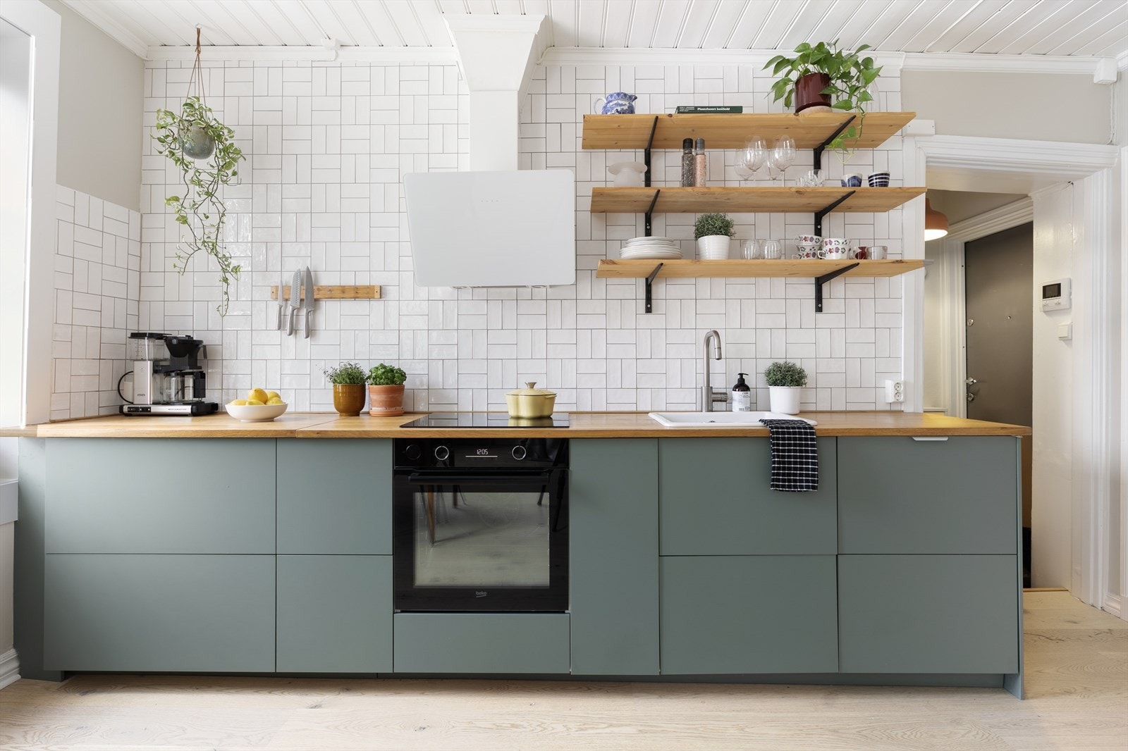 Av hvitevarer følger stekeovn, koketopp, oppvaskmaskin og kjøl- og fryseskap. Galleribilde