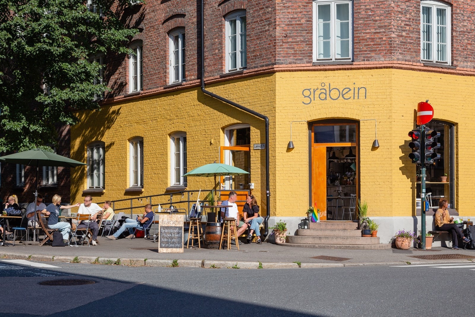 Nabolagsbaren Gråbein vil dere få sansen for! Både som kafe og bar, urbant plassert mellom Tøyen og Grünerløkka. Galleribilde