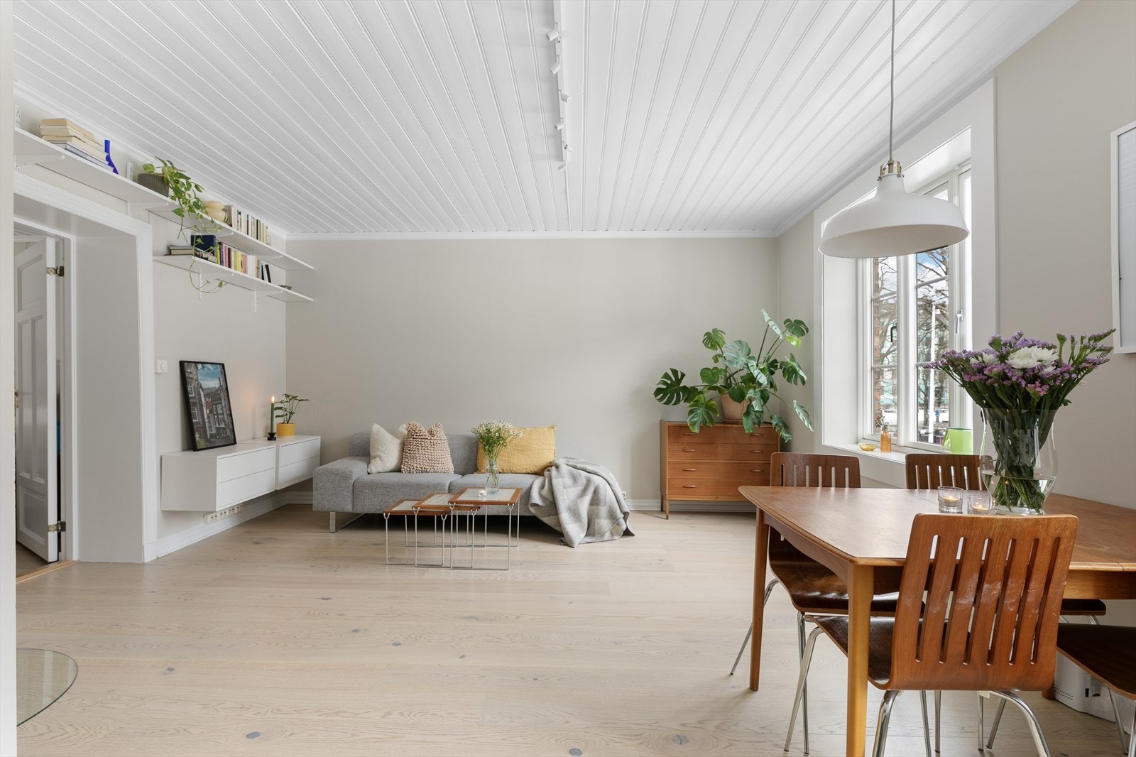 Det har blitt gjennomført flere oppgraderinger i leiligheten som bla. nytt gulv og malte flater i 2024, nytt kjøkken i 2022 og bad fra 2014. Her kan dere flytte rett inn uten å bekymre dere for store påkostninger. Galleribilde