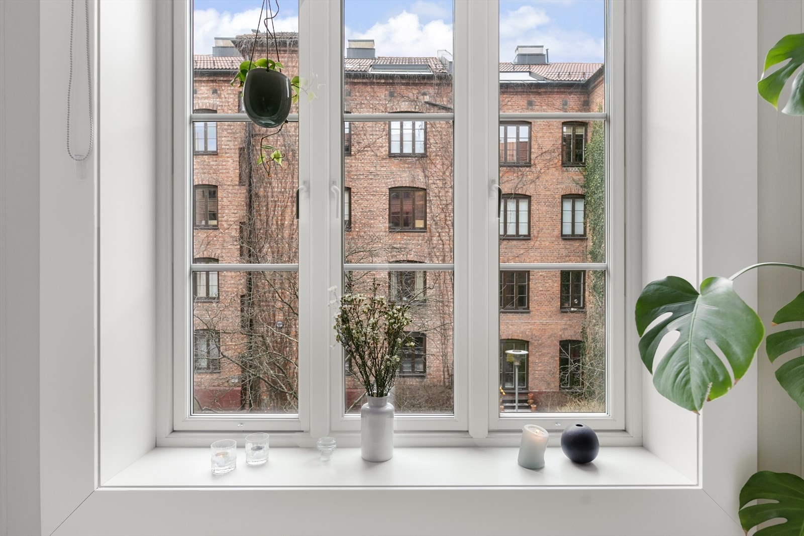 Stor vindu sikrer godt med lys og luft i rommet. Soverommet vender mot rolig, grønn bakgård, skjermet fra trafikk og støy. Galleribilde