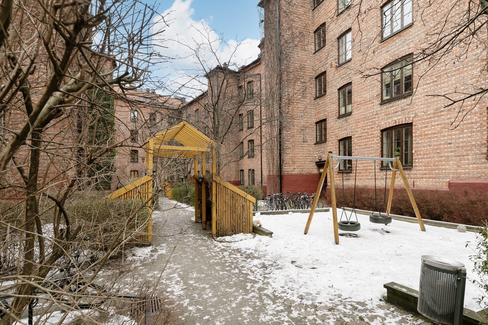 Velkommen til Siebkes gate 4 C! Fra hyggelig bakgård er det enkel adkomst til leiligheten som ligger i 2. etasje. Galleribilde