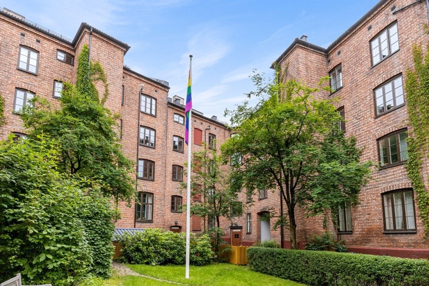 Fantastisk og parkmessig bakgård med lekeapparater, beplantning, sittegrupper, grillterrasse og mye mer. Galleribilde