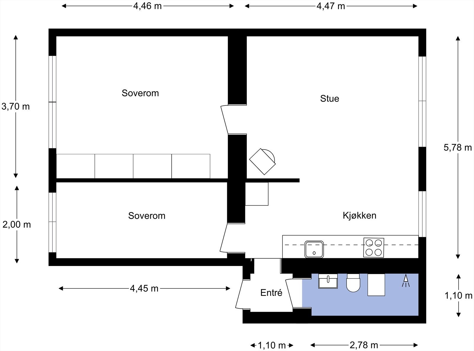 Plantegning fra takstmann. Leiligheten inneholder entré, stue, kjøkken, to soverom og bad. Tre boder for lagring. Galleribilde