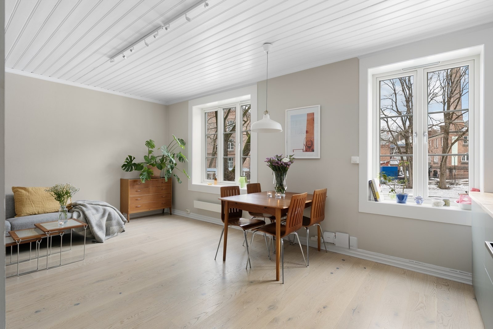 Store vinduer fra 2019 med dype karmer og generøs takhøyde gir en svært lys og luftig atmosfære i dette hjemmet. Det er hyggelig, grønt utsyn fra begge sider. Galleribilde