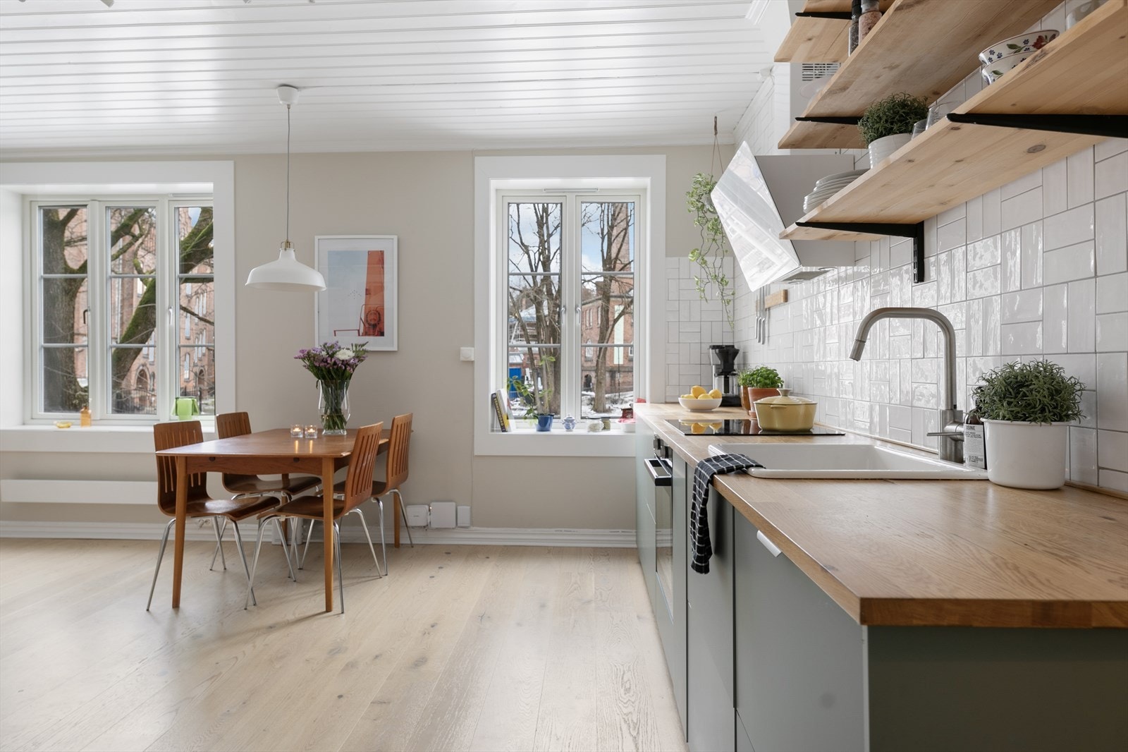 Det er plass til stort spisebord ved kjøkkenet. Her er det enkelt å servere dagens måltider. Galleribilde