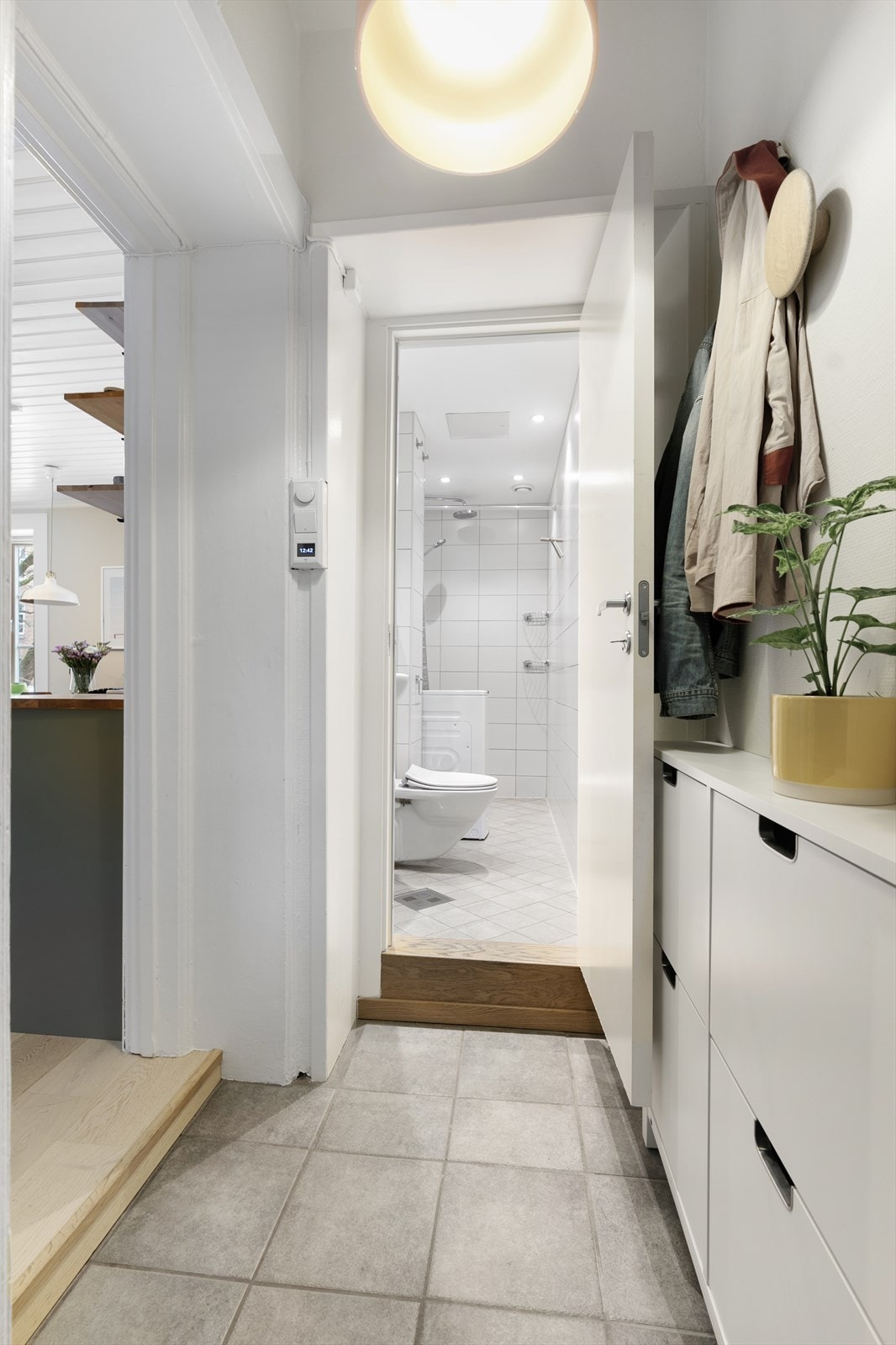 Koselig gang med plass til yttertøy og sko. Galleribilde