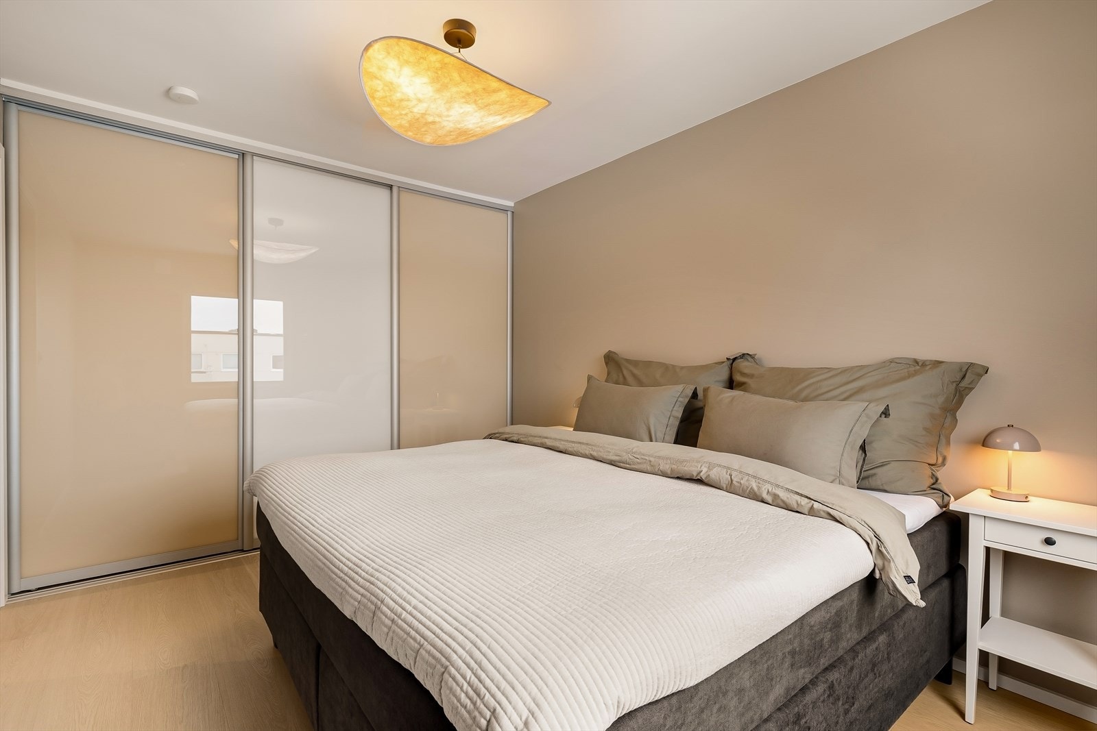 Garderobeløsningen er bestående av stor skyvedørsgarderobe. Garderobeløsningen fremstår som moderne og funksjonell, med god oppbevaringskapasitet. Galleribilde