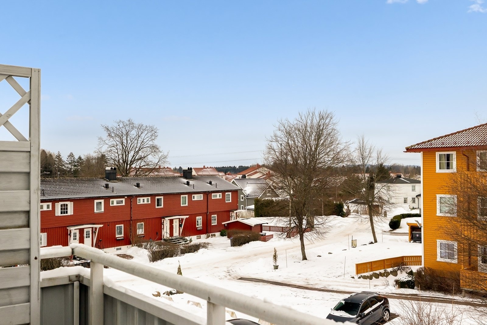 Stuen har direkte adkomst til en vestvendt balkong på ca. 6,2 m². Et perfekt sted hvor solen kommer inn om formiddagen, og man kan nyte sol hele dagen helt til sene kvelden. Galleribilde