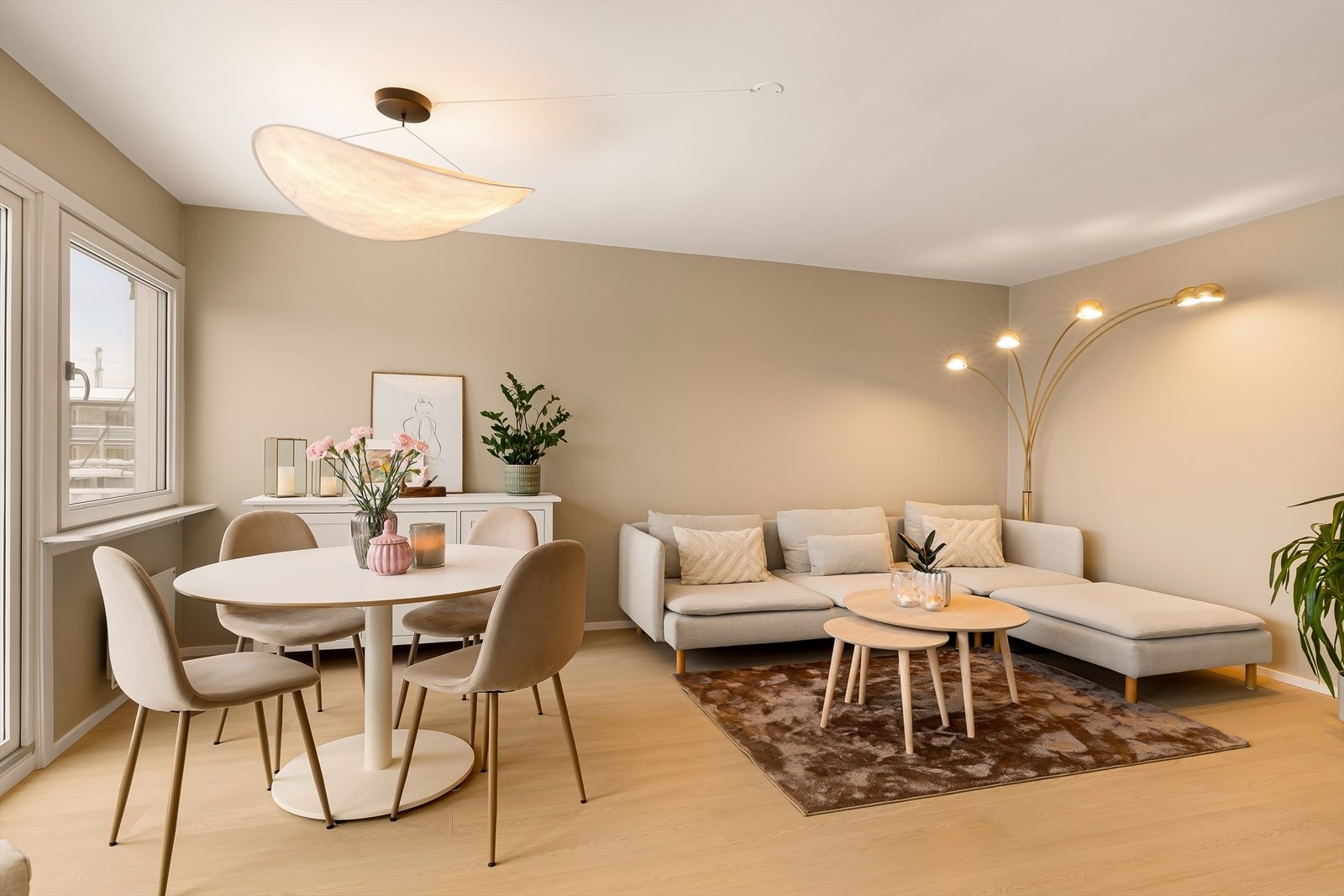 Rommet byr på gode møbleringsmuligheter med plass til både sofagruppe, spisebord og øvrig ønsket møblement. Galleribilde