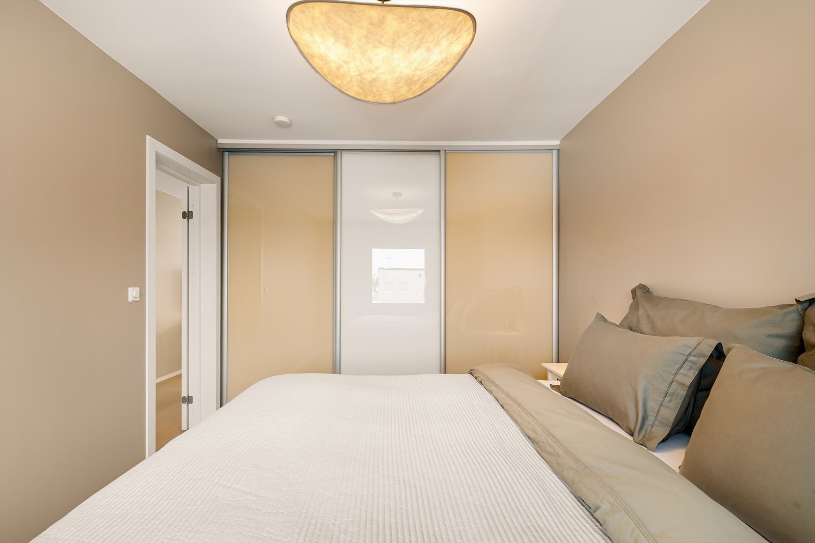 Hovedsoverommet har god plass til dobbeltseng og er utstyrt med garderobeløsning. Galleribilde