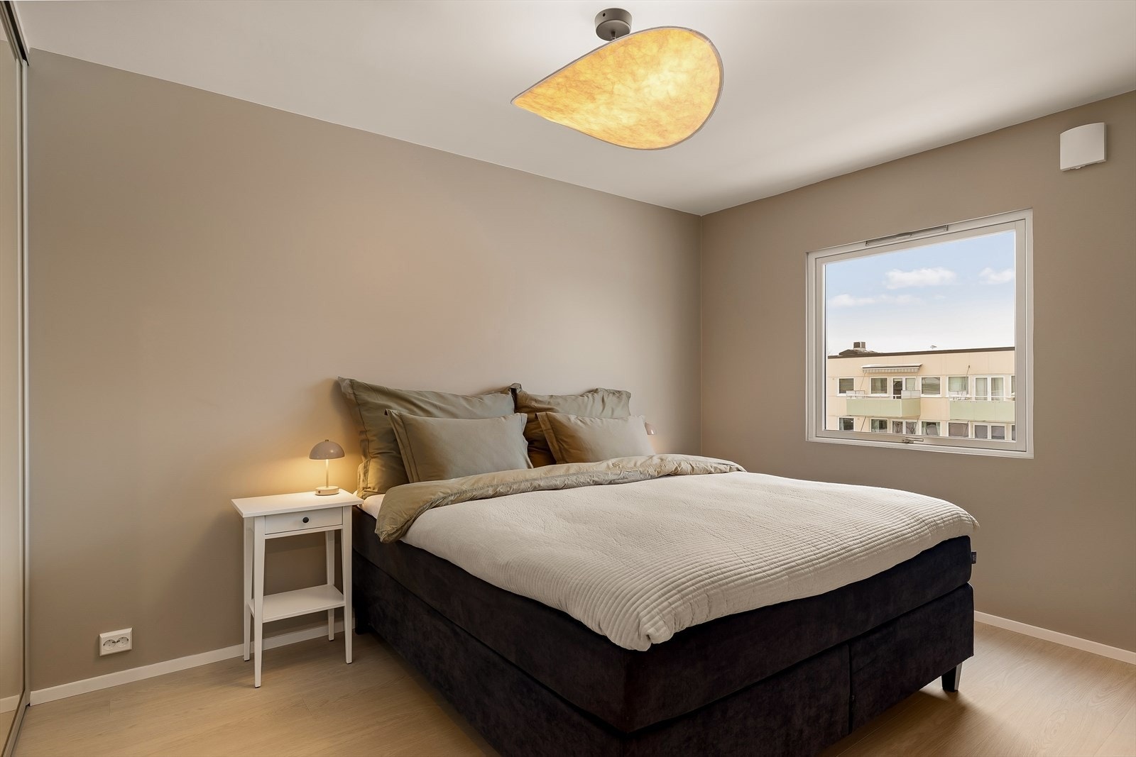 Begge soverommene er malt i en stilren farge. Galleribilde