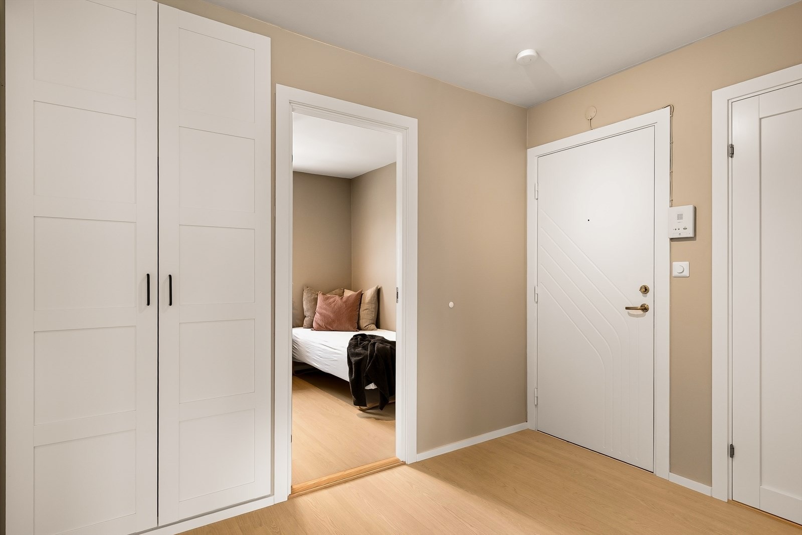 Leiligheten har en gjennomtenkt planløsning og oppleves lys og luftig. Galleribilde