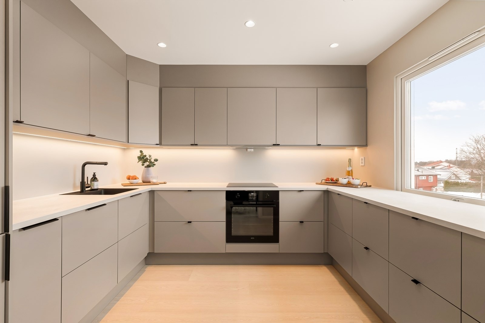 Kjøkkenet er utstyrt med integrerte hvitevarer bestående av kjøl/fryseskap, oppvaskmaskin, induksjonstopp og stekeovn. Videre er det montert vannstoppsystem samt komfyrvakt. Ventilatoren er integrert kjøkkeninnredningen. Galleribilde