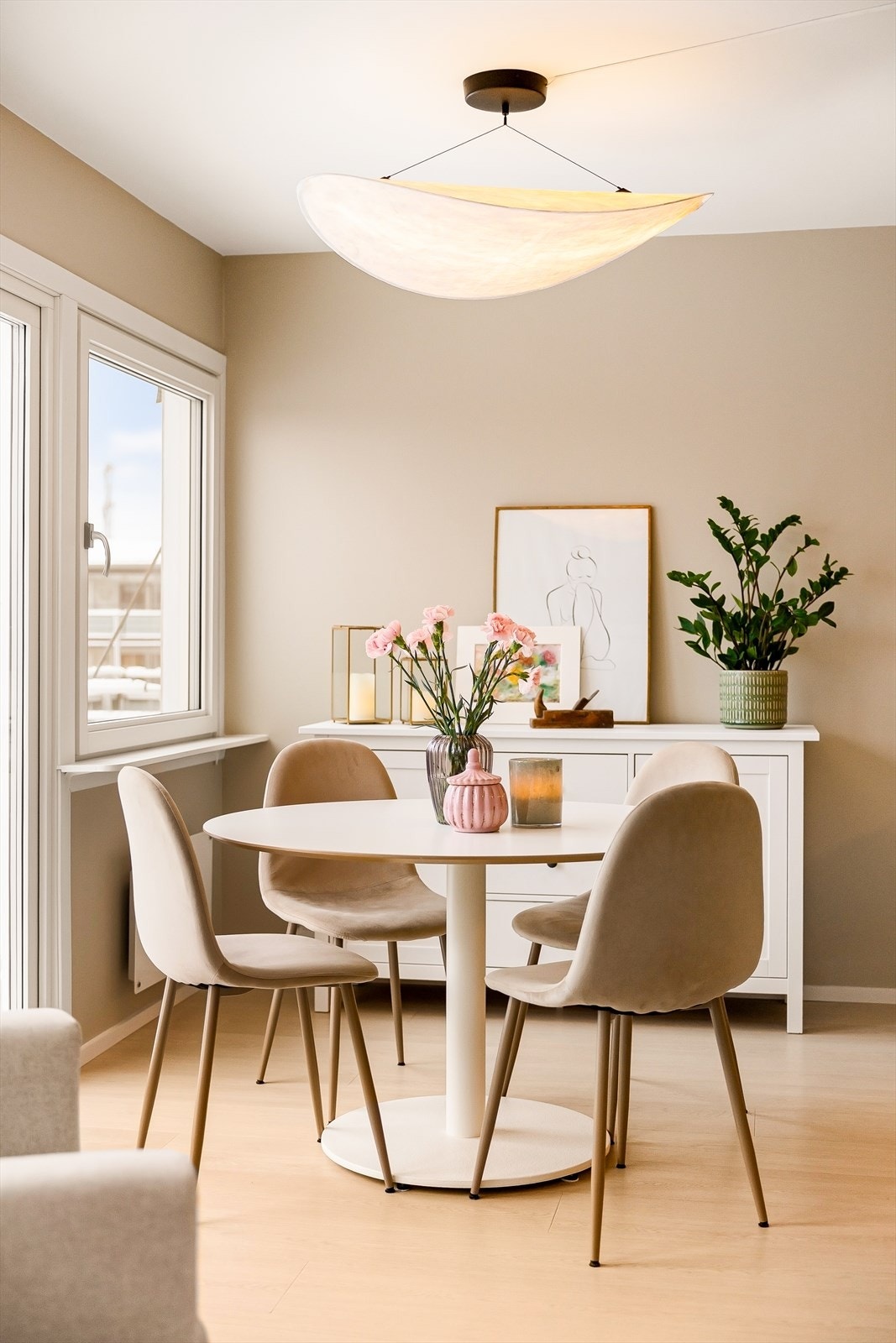 Gulv i oppholdsrom er belagt med laminat i 2025. Vegger er utført med malte plater og malte betongvegger. Innvendige tak består av malte plater og malte betongtak. Galleribilde