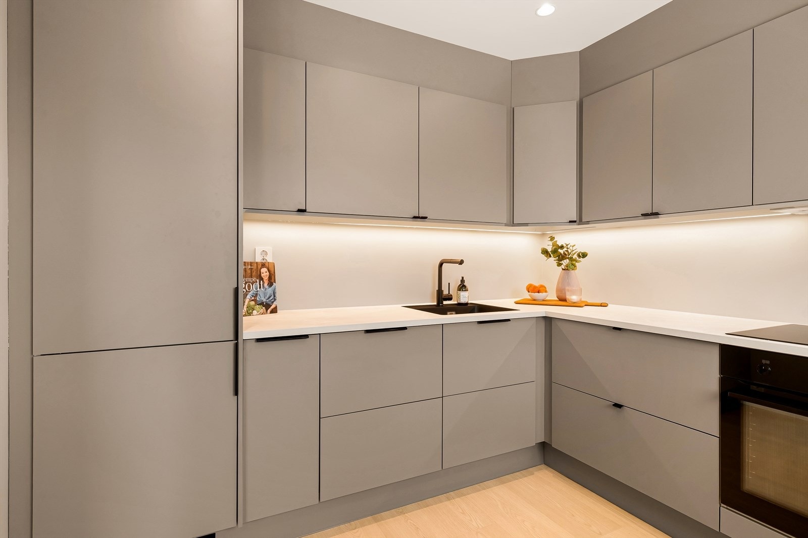 Innredningen er utformet i en praktisk U-løsning som gir svært god benke- og skapplass. Himlingen er senket for montering av downlights, som bidrar til et moderne og elegant uttrykk. Galleribilde