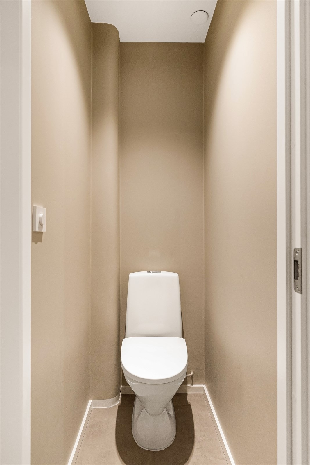 Leiligheten har et praktisk toalettrom som ble oppgradert samtidig med badet i 2026. Gulvet er lagt med nye fliser, mens vegger og himling er malt i en tidsriktig farge. Det er også montert et nytt toalett. Galleribilde