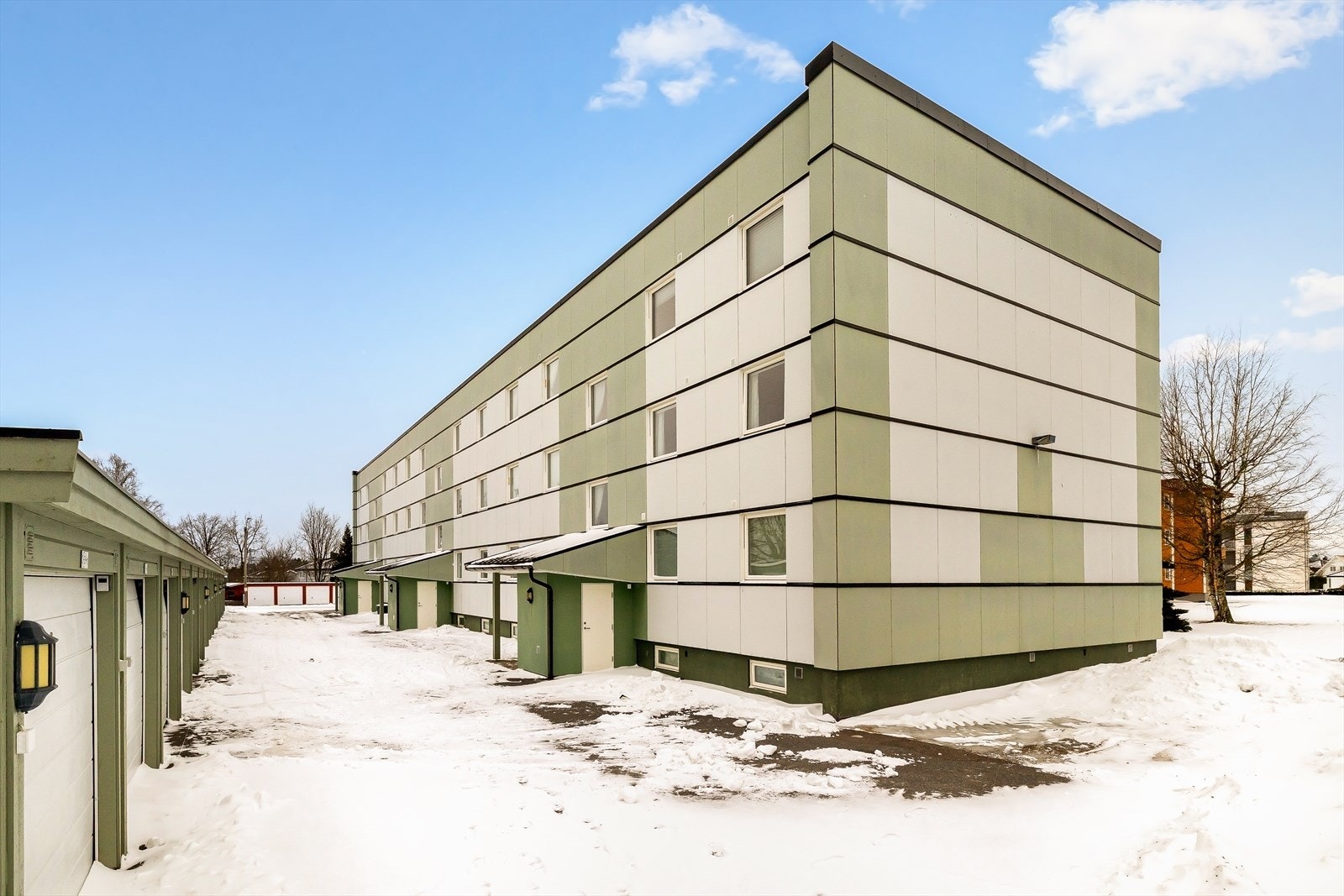 Leiligheten disponerer garasje i felles garasjerekke, med et areal på ca. 16 m². Galleribilde