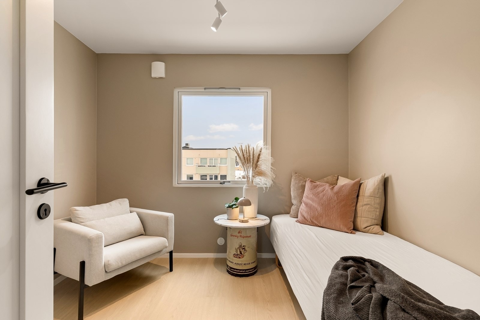 Gulv i oppholdsrom er belagt med laminat i 2025. Galleribilde