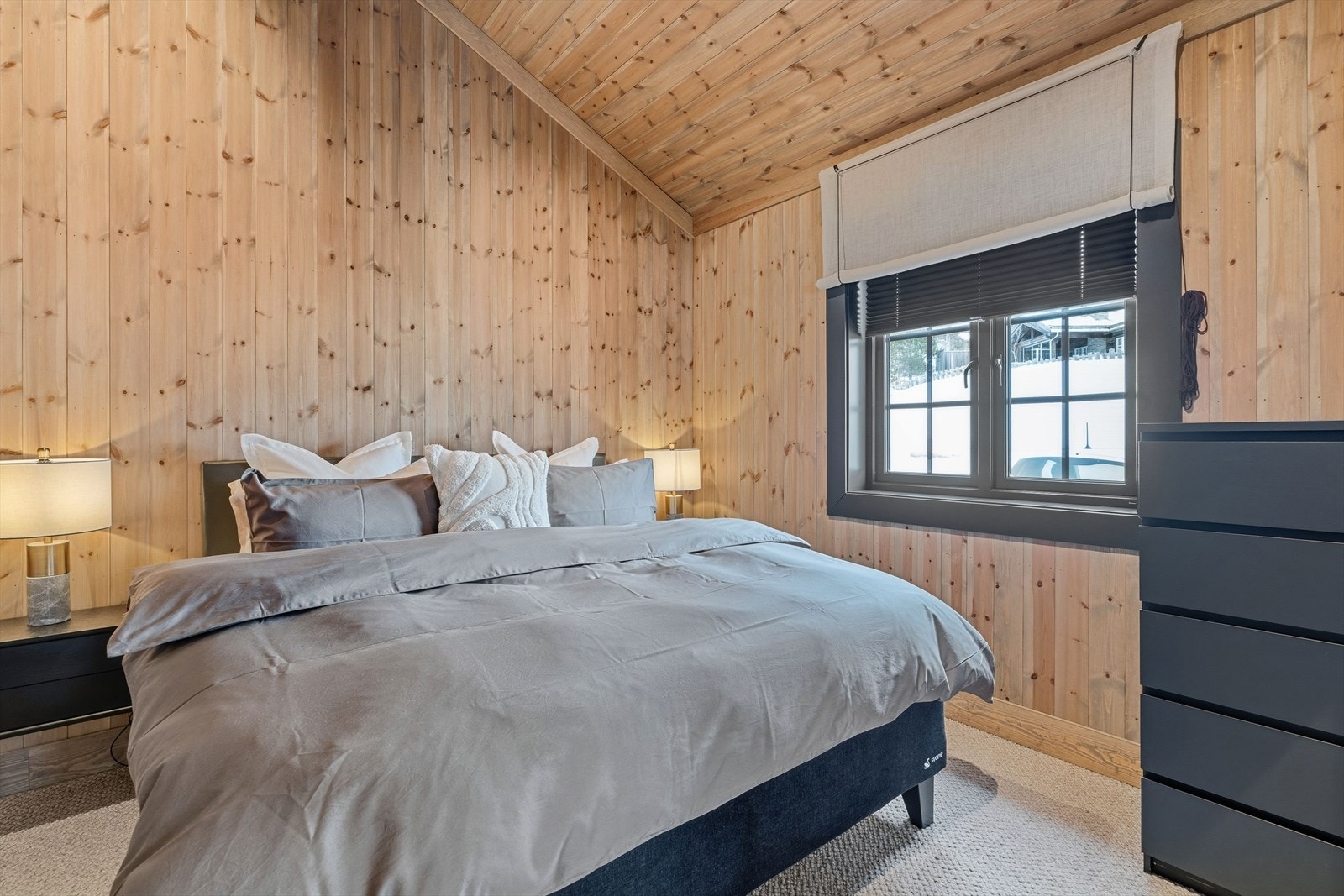Også her en generøs takhøyde. Lukket avdelig. En suite løsning. Galleribilde