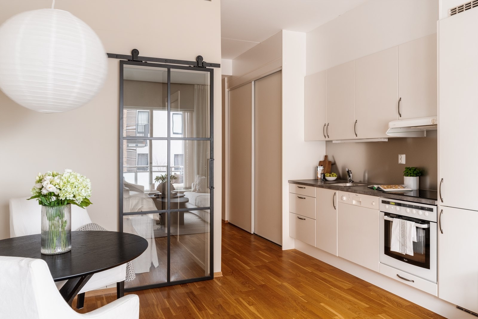 En gjennomgående 3-stavs eikeparkett skaper en helhetlig og varm atmosfære. Galleribilde