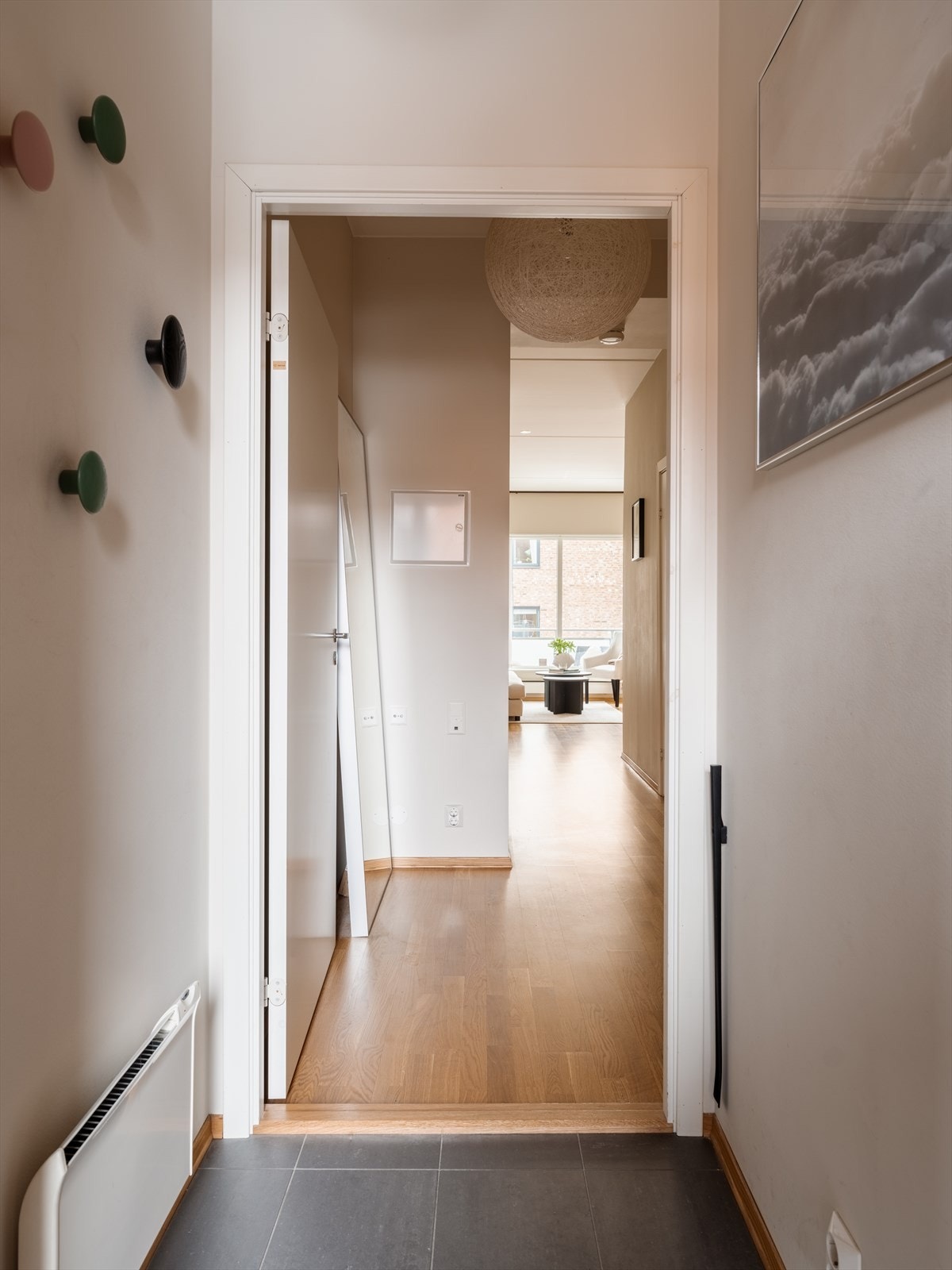 Fra entreen ledes du videre inn i leilighetens sosiale sone. Galleribilde