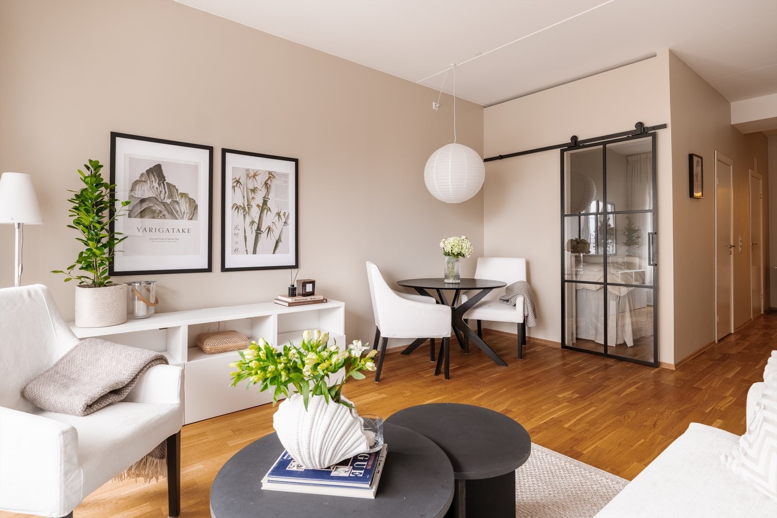 Den åpne løsningen gir god plass til både sofagruppe og spisebord. Galleribilde