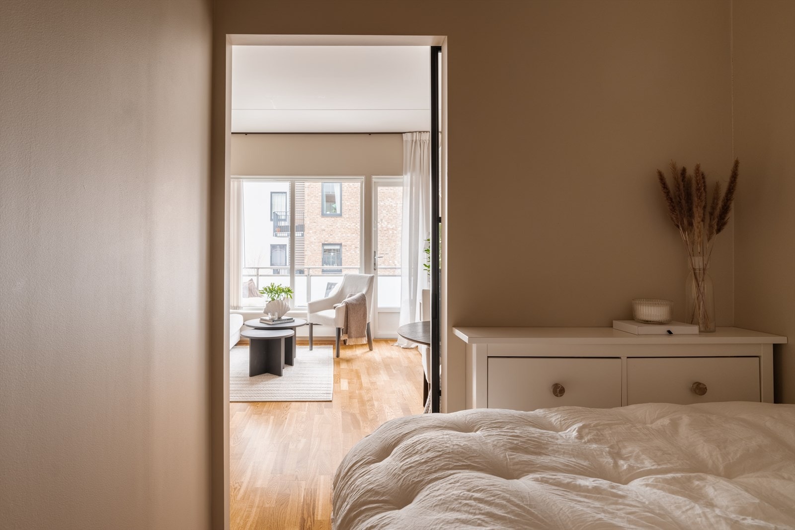 Fra alkoven er det åpen siktlinje ut mot leilighetens sosiale sone. Galleribilde