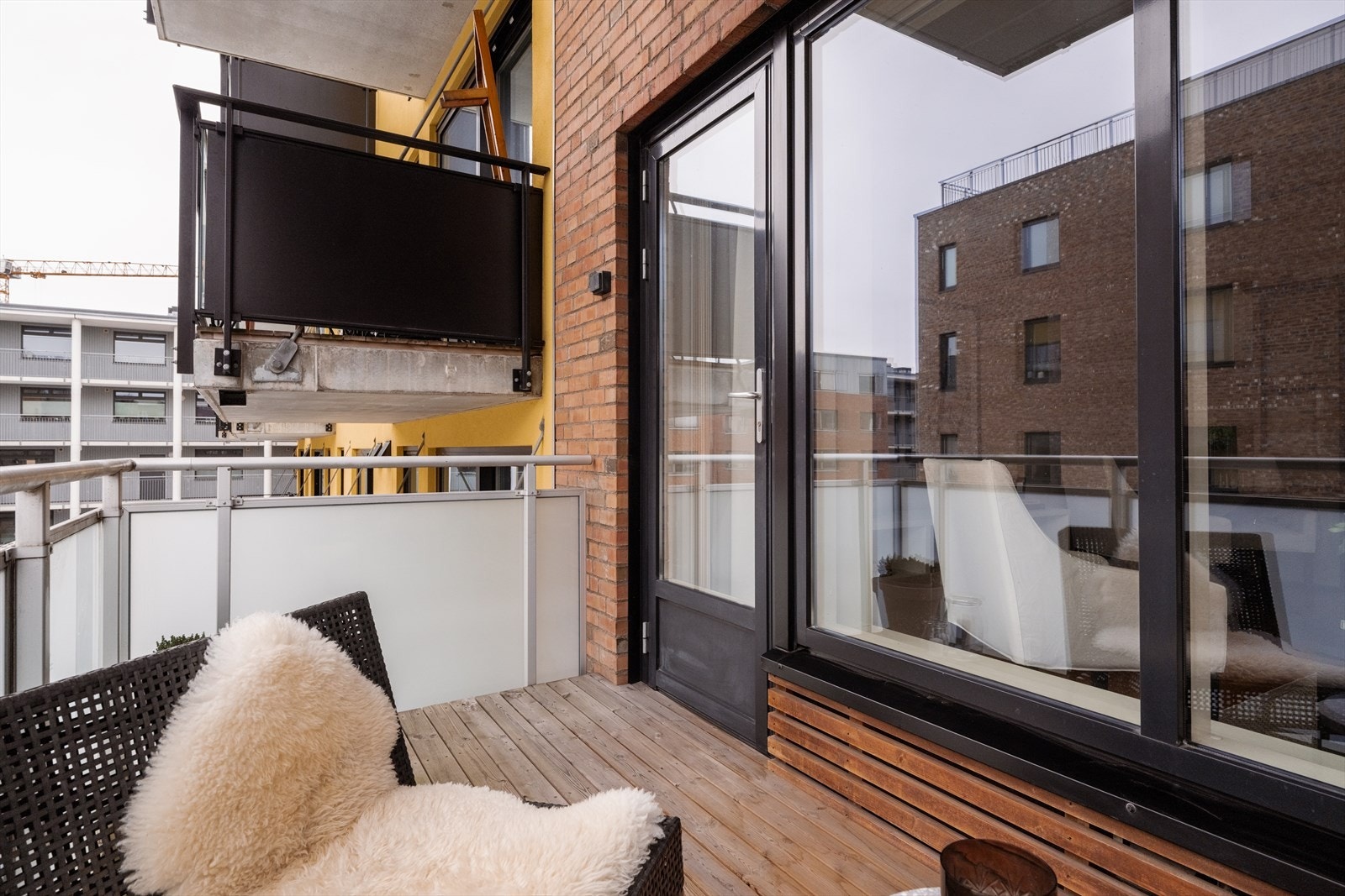 Malt balkongdør i tre fra byggeåret 2008. Galleribilde