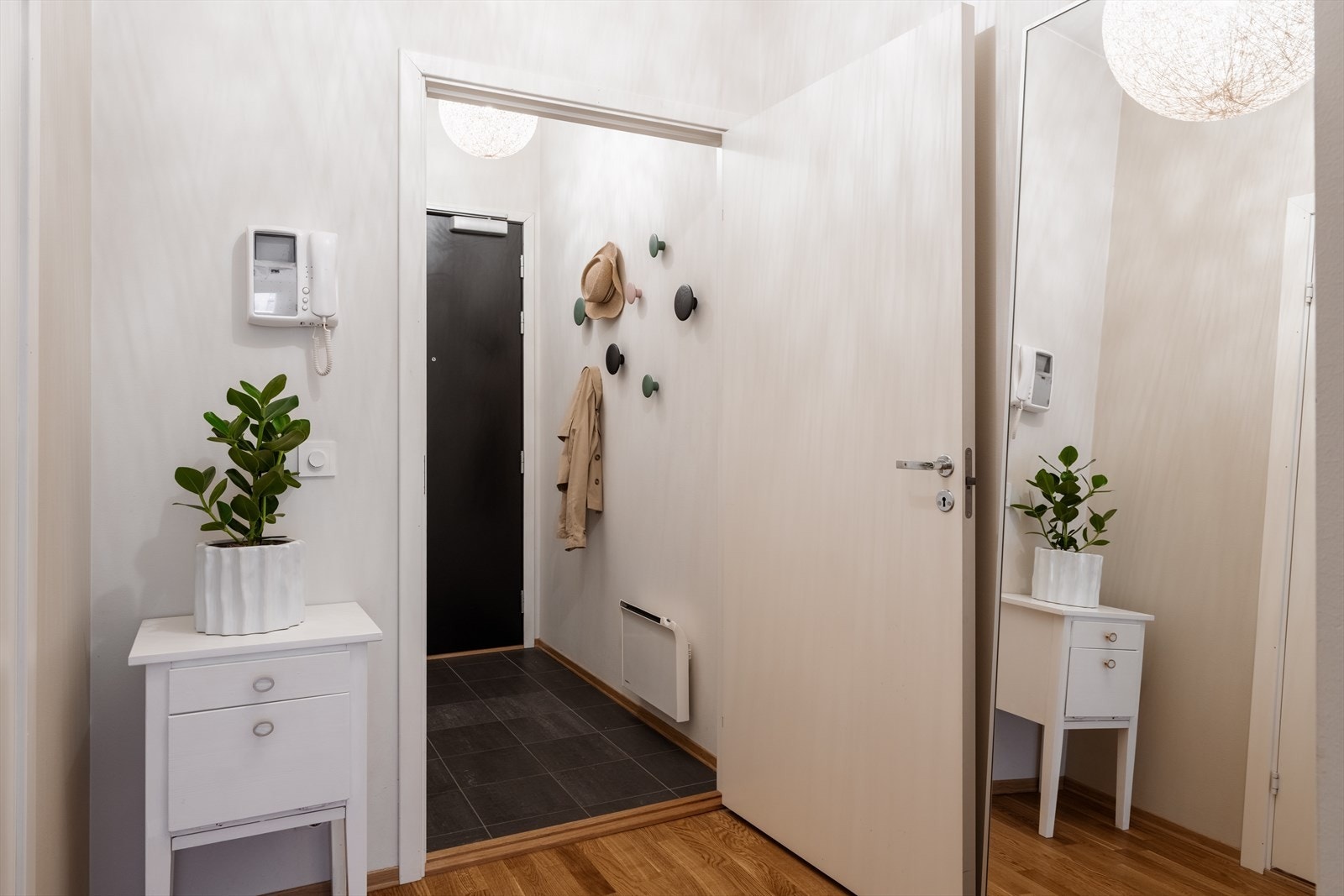 Innbydende entré med slitesterkt, flislagt gulv og plass til å henge fra seg yttertøy. Galleribilde