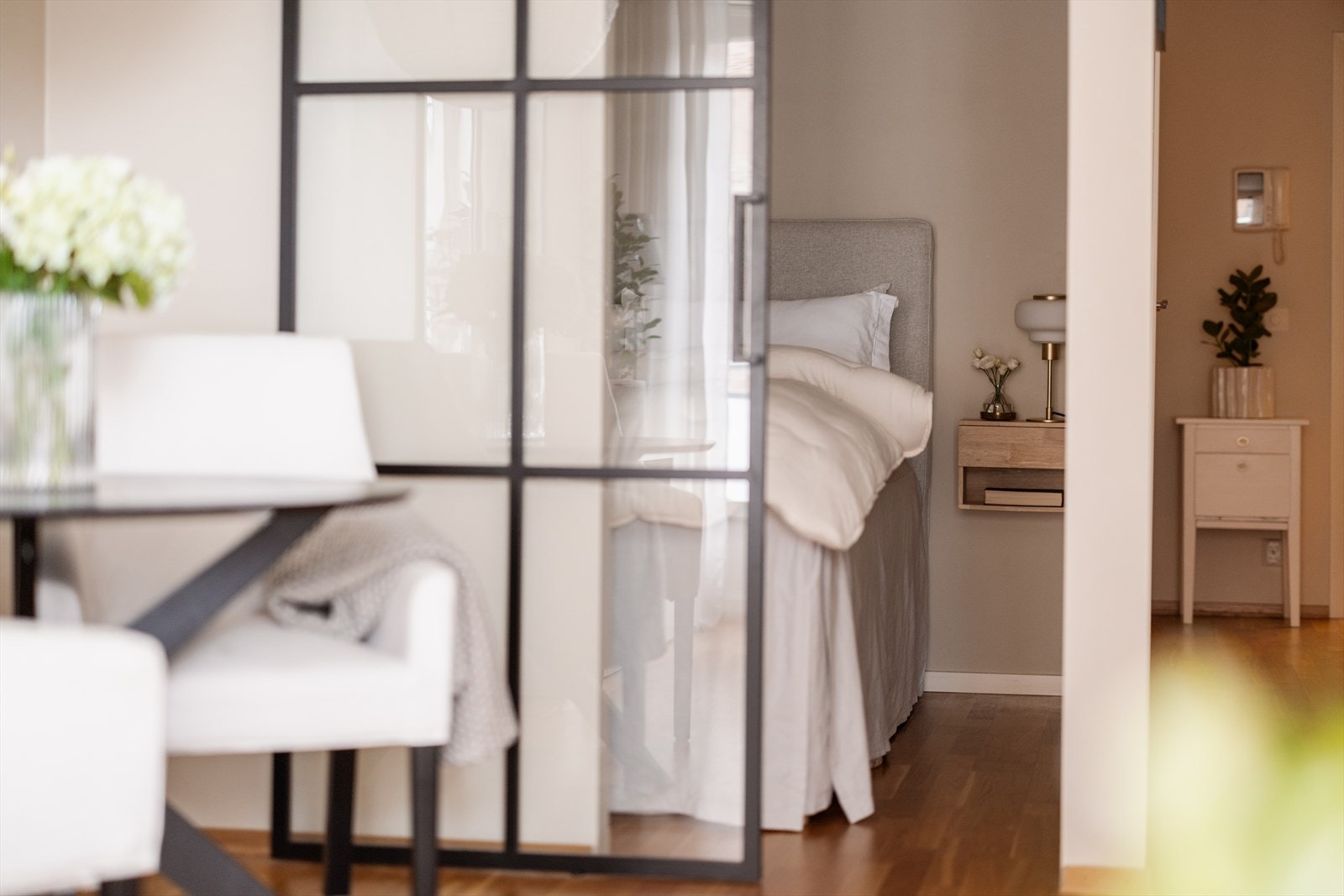 En skyvedør i industriell stil skiller sovealkoven elegant fra stuen. Galleribilde