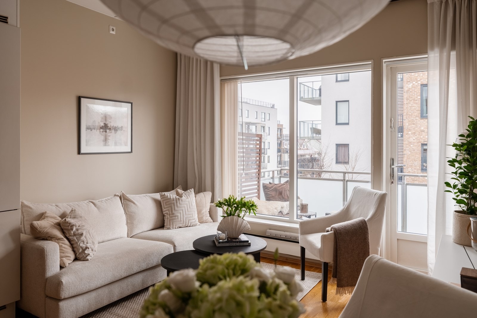 Store vindusflater og direkte utgang til balkongen gir rikelig med naturlig lys. Sol fra 13:00-20:00 på sommeren. Galleribilde