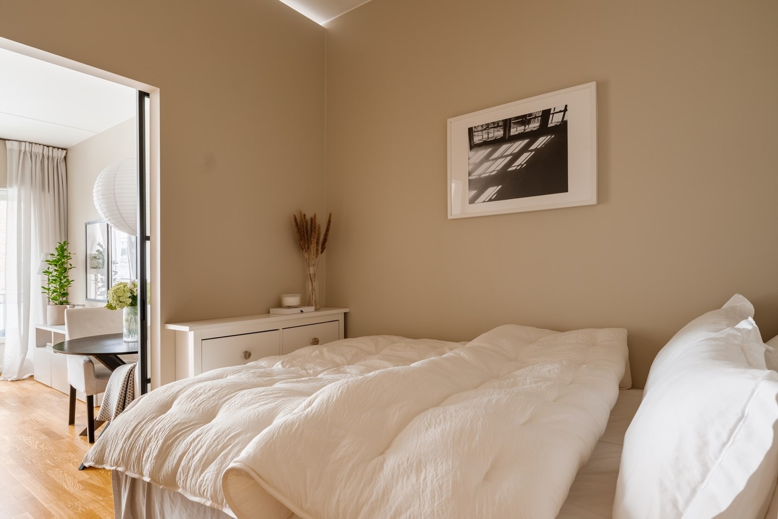 Alkoven er romslig nok for seng og oppbevaringsmøbler. Galleribilde