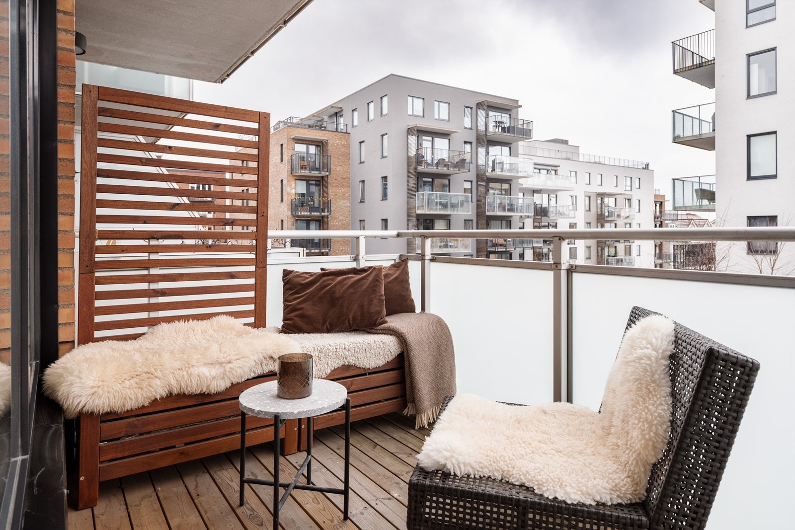 Den sydvest-vendte balkongen har god plass til en sittegruppe og utemøbler. Galleribilde