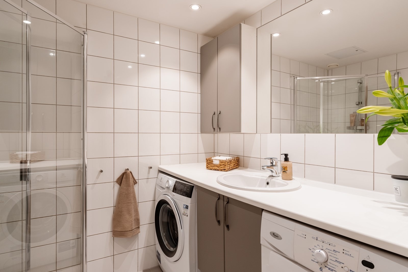 Innredning med servant og god benkeplass. Elektriske varmekabler i gulvet for økt komfort. Galleribilde