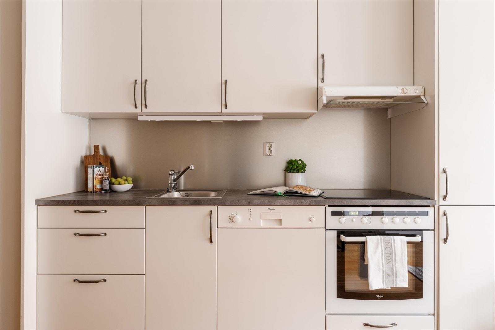 Kjøkkeninnredning fra Norema med integrert stekeovn og kjøl/frys. Galleribilde